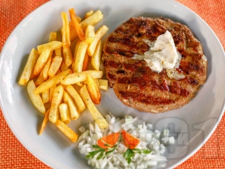Лесковашка (сръбска) плескавица от свинска и телешка кайма с каймак на скара или грил тиган - снимка на рецептата